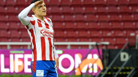 Ronaldo Cisneros celebra un gol con Chivas.