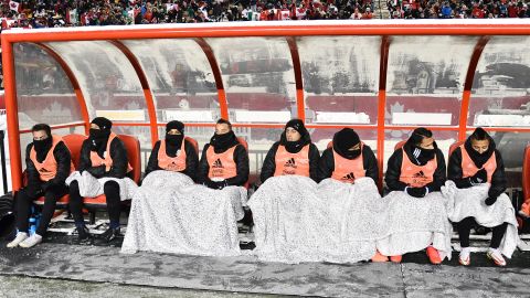 Así veían el Canadá vs. México los suplentes aztecas.