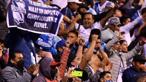 Afición del Puebla en el Estadio Cuauhtémoc.