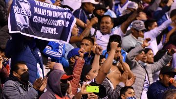 Afición del Puebla en el Estadio Cuauhtémoc.