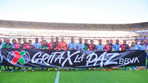 Justo antes de arrancar el compromiso, los jugadores de ambos equipos se unieron por la paz.