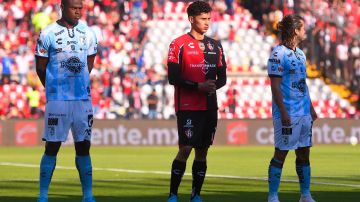Los jugadores de Querétaro y Atlas posaron juntos antes del partido.