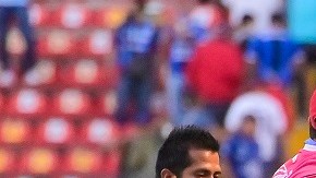 Un aficionado de Atlas protege a una persona en el campo de juego.