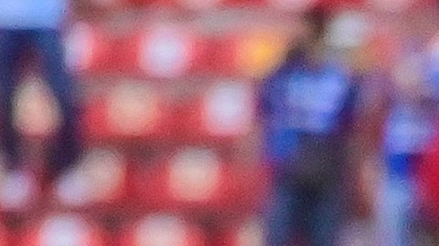 Un aficionado del Atlas intenta proteger a una mujer durante los disturbios en el duelo entre Querétaro y Atlas.