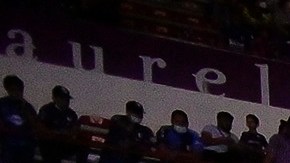 Una ambulancia entra a la cancha del Estadio La Corregidora.