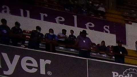 Una ambulancia entra a la cancha del Estadio La Corregidora.