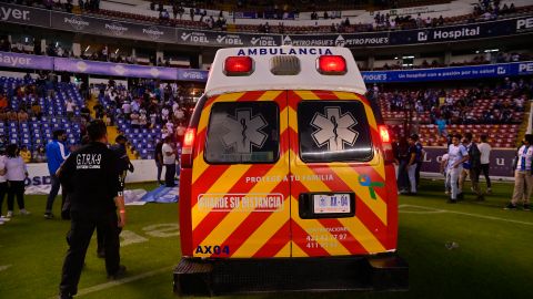 Una ambulancia entra a la cancha del Estadio La Corregidora.