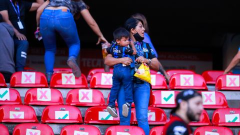 La aficionado de Atlas fue salvada por un joven de Querétaro.