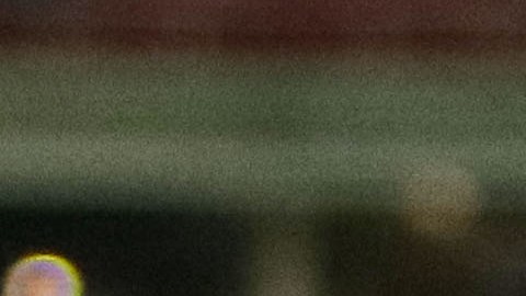 JJ Macías (d) celebra su golazo con las Chivas de Guadalajara junto a Isaac Brizuela (i).