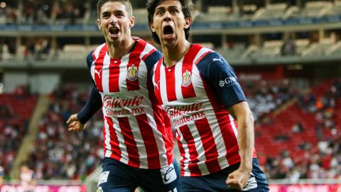 JJ Macías (d) celebra su golazo con las Chivas de Guadalajara junto a Isaac Brizuela (i).