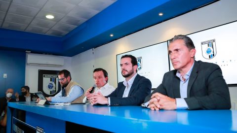 Mikel Arriola, presidente de la Liga MX, junto a directivos de Gallos Blancos.