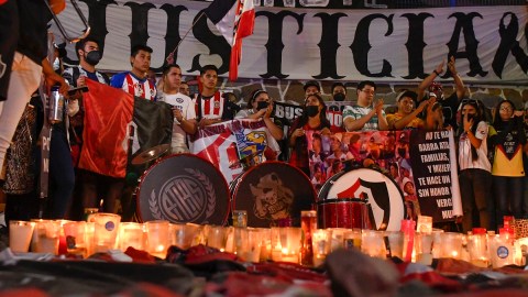 Aficionados acompañan en una vigilia a los afectados de Atlas.