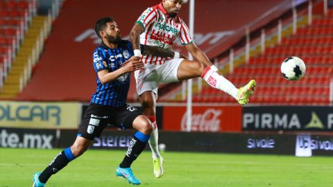 Enzo Martínez (i) del Querétaro, disputa un balón con Rodrigo Aguirre (d) del Necaxa.