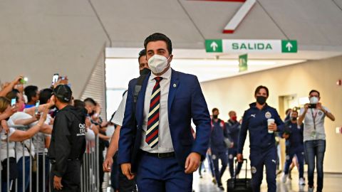 El técnico Marcelo Michel Leaño llegando al Estadio Akron para el Clásico Nacional.