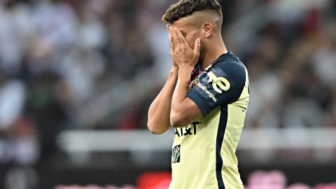 Jonathan Dos Santos abandona el terreno de juego.