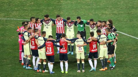 Los jugadores de Chivas y América se abrazaron al minuto 62' del partido por la paz.