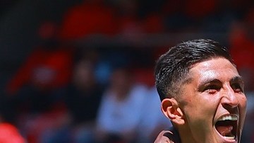 Víctor Guzmán celebra junto a sus compañeros el gol del Pachuca.