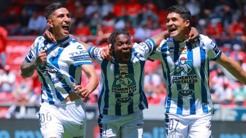 Víctor Guzmán celebra junto a sus compañeros el gol del Pachuca.