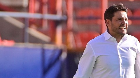 Nicolás Larcamón sufrió su primera derrota en el Clausura.