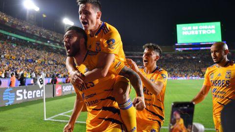 André-Pierre Gignac y Florian Thauvin celebran el primer gol de Tigres en el Clásico Regio 2022.