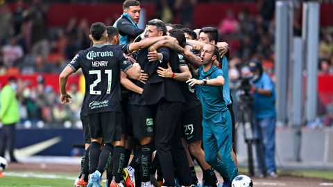 Los jugadores del América hicieron piña alrededor de técnico interino Fernando Ortiz en la goleada al Toluca.