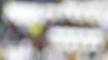 Diego Valdés celebra con la afición del América su gol en la goleada al Toluca por el Clausura 2022 de la Liga MX.