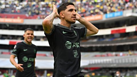 Diego Valdés celebra con la afición del América su gol en la goleada al Toluca por el Clausura 2022 de la Liga MX.