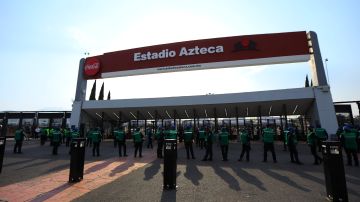 Elementos de seguridad custodiaban la entrada al Estadio Azteca.
