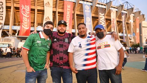 Aficionados afuera del Estadio Azteca.