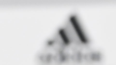 Gerardo 'Tata' Martino explica a periodistas la seriedad de su lesión en el ojo derecho.