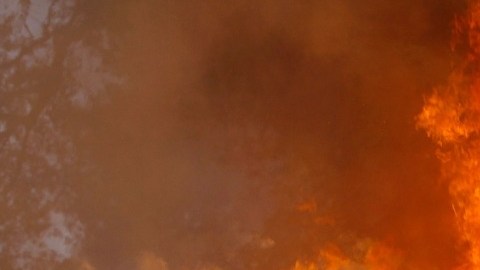 Feroz incendio en una casa rural de Illinois deja 5 muertos y 6 heridos