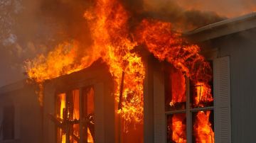 Feroz incendio en una casa rural de Illinois deja 5 muertos y 6 heridos