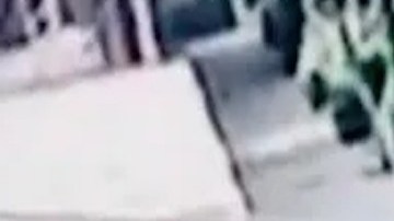 Graban a un hombre devorando a un gato en las calles de México.