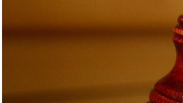 Por su mal comportamiento tuvieron que sacarlo de la sala del tribunal.