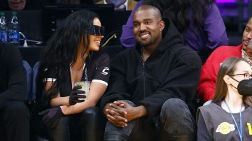 Kanye West y Chaney Jones disfrutando de un juego de la NBA: