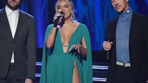 Karol G con un escotazo de pierna hasta arriba.