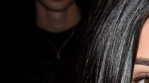 Khloé Kardashian con su hermana Kylie Jenner y su madre Kris Jenner.