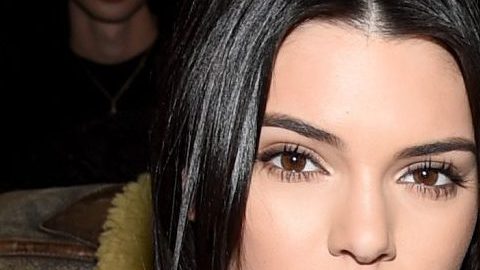 Khloé Kardashian con su hermana Kylie Jenner y su madre Kris Jenner.