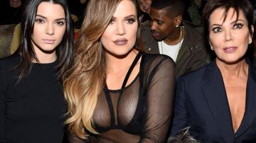 Khloé Kardashian con su hermana Kylie Jenner y su madre Kris Jenner.