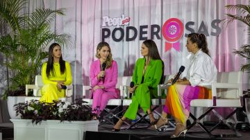 Las presentadoras de Telemundo Ana Jurka, Jessica Carrillo y Andrea Meza en una panel moderado por Kika Rocha, escritora de 'People en Español', durante el evento celebrado en Miami.