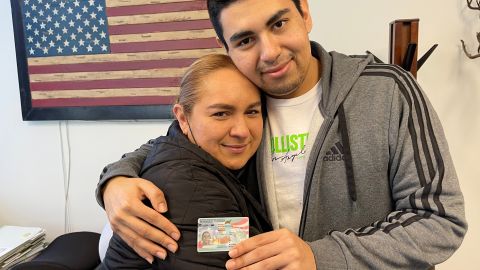 Mayra Arochi Estrada con su hijo Marco Gómez quien la ayuda a obtener la residencia. (Cortesía Paulina Herrera)