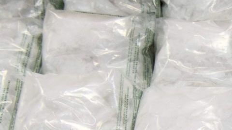 Además de cocaína a los sospechosos se les decomisó casi una libra de metanfetamina.