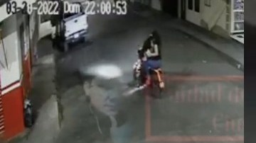 Motosicario mata a policía; su hija y su esposa son testigos.