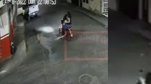Motosicario mata a policía; su hija y su esposa son testigos.