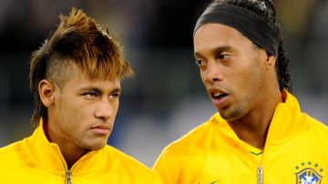 Ronaldinho respaldó a Neymar tras las críticas que recibe el astro del PSG.