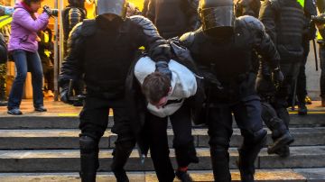 Niños estudiantes arrestados en Rusia por manifestarse contra la guerra, según político de oposición