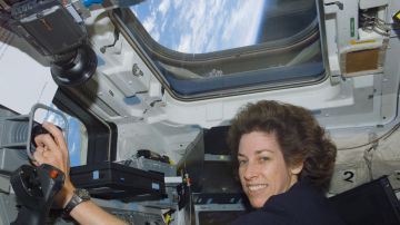La doctora Ellen Ochoa, en el transbordador espacial Atlantis, durante su cuarto vuelo al espacio.