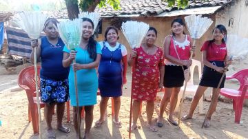 Mujeres limpian calles, ríos y bosques en el municipio de Tecuanapa.