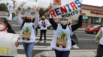 Inquilinos caminan y protestan por los altos precios de alquiler en Pasadena.