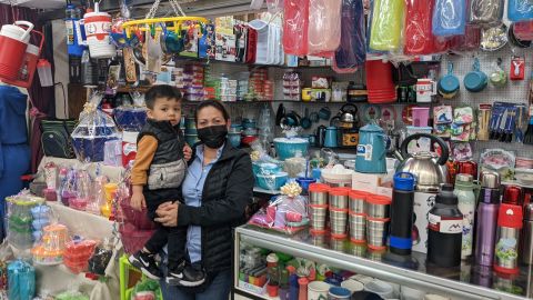Wendy Delgado junto a su bebé en su negocio. (Jacqueline García/La Opinión)